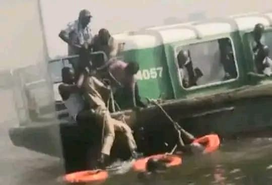 Côte d'Ivoire : Un élève se jette d'un bateau bus et refuse tout secours des passagers et secouristes