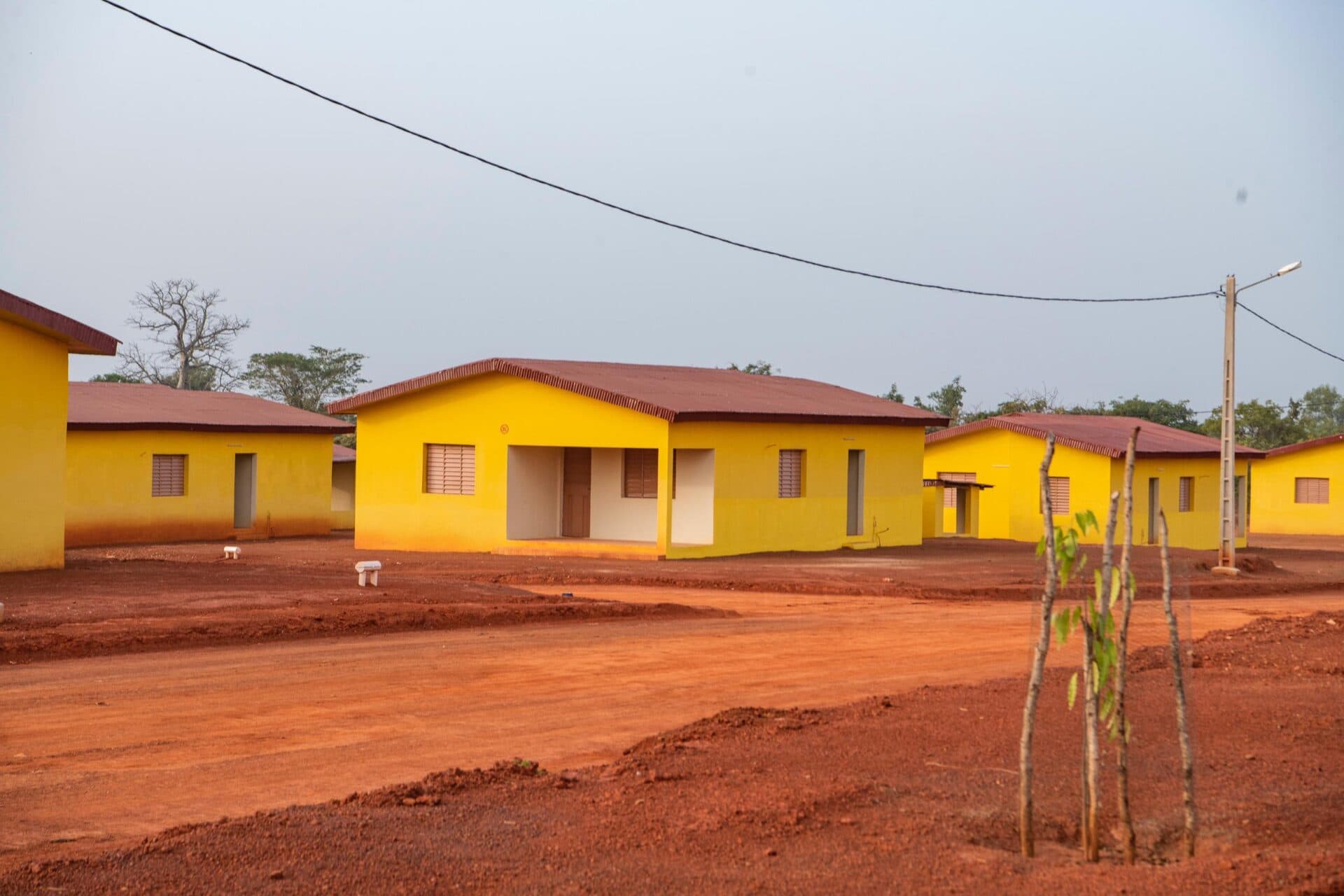 Côte d'Ivoire : Ferké, Tené Birahima Ouattara et Amadou Koné remettent les clés de 200 villas