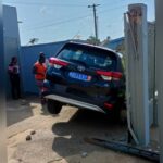 Côte d’Ivoire : Un véhicule “fou” défonce l’entrée d’une banque