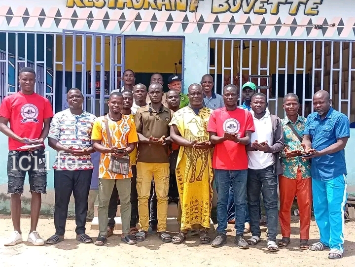 Côte d&rsquo;Ivoire : Bodokro, à genoux devant leur « Maman Maire », les jeunes implorent le pardon pour Jocelyn Kouadio