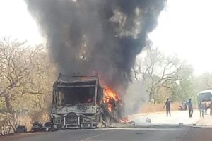 accident-feux-voiture-bus-transport-explosion-696x512
